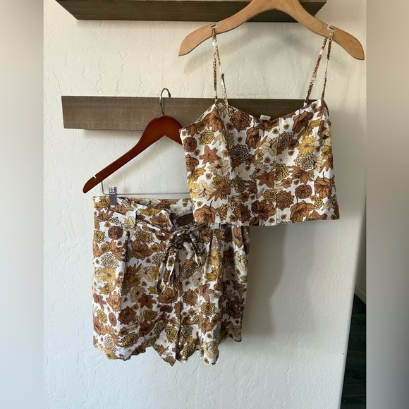 C&C California|Brown Floral linen matching set in Spaghetti Strap Top & Shorts• - Picture 2 of 14